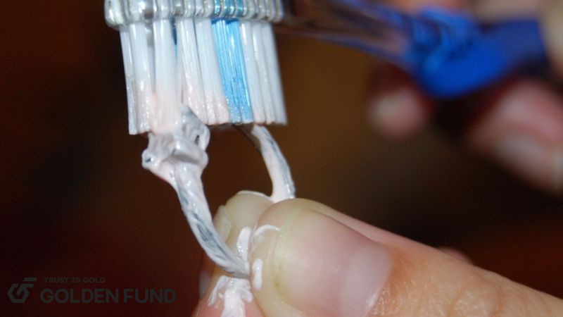 Cách làm sáng bạc bằng kem đánh răng cach-lam-sang-bac-2