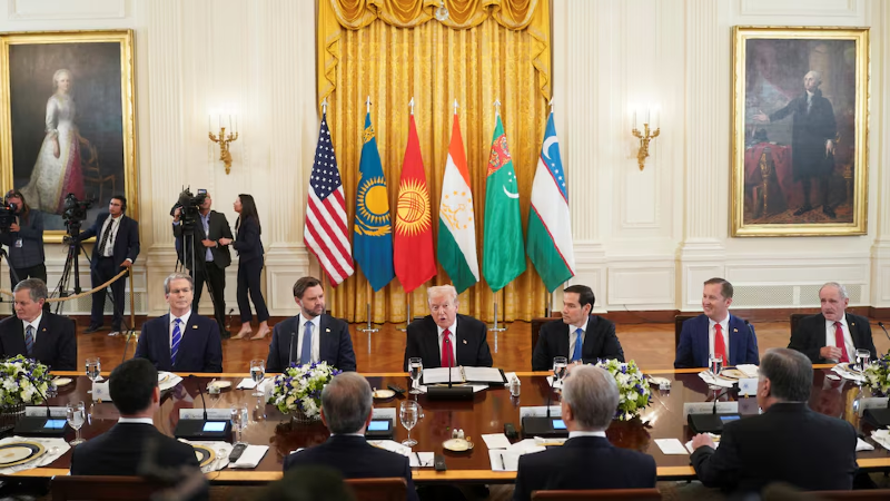 Tổng thống Donald Trump trong bữa tối tại Nhà Trắng với các nhà lãnh đạo Trung Á