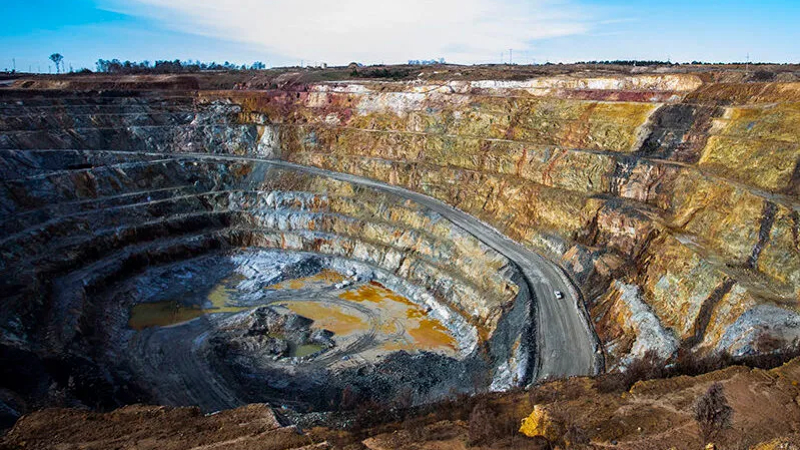 Vàng sơ cấp, chiếm khoảng ba phần tư tổng nguồn cung, là vàng được khai thác trực tiếp từ các mỏ, hoạt động khai thác này lại được chia thành hai mô hình rất khác nhau vang-so-cap-chiem-khoang-ba-phan-tu-tong-nguon-cung-la-vang-duoc-khai-thac-truc-tiep-tu-cac-mo-hoat-dong-khai-thac-nay-lai-duoc-chia-thanh-hai-mo-hinh-rat-khac-nhau